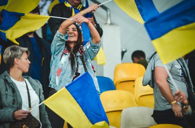 Kyiv, Ukrayna - 14 Ekim 2019: Ukraynalı taraftarlar Uefa Euro 2020 ön eleme karşılaşmasında Ukrayna ile Portekiz, Ukrayna arasında oynanan karşılaşmada stadyumda takımı destekliyorlar