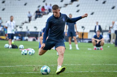 İstanbul, Türkiye - 14 Ağustos 2019: Ross Barkley, Türkiye 'nin Vodafone Arena kentindeki Vodafone Park' ta Liverpool ile Chelsea arasında oynanan Uefa Süper Kupa Finalleri öncesinde topa vurdu.