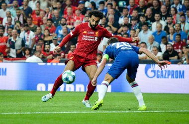 İstanbul, Türkiye - 14 Ağustos 2019: Türkiye 'nin Vodafone Arena kentindeki Vodafone Park' ta Liverpool ile Chelsea arasında oynanan Uefa Süper Kupası Finalleri sırasında Muhammed Salah ve Cesar Azpilicueta