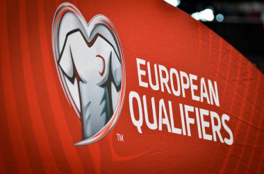 Saint-Petersburg, Rusya - 16 Kasım 2019: Uefa Euro 2020 ön eleme karşılaşması sırasında resmi logo ve amblem Avrupa ön elemelerini tamamladı, Rusya