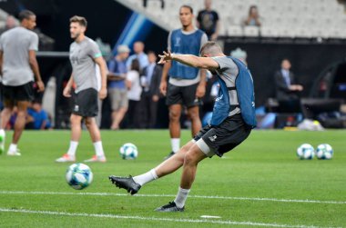 İstanbul, Türkiye - 14 Ağustos 2019: Türkiye 'nin Vodafone Arena kentindeki Vodafone Park' ta Liverpool ile Chelsea arasında oynanan Uefa Süper Kupa Finalleri öncesinde Jordan Henderson