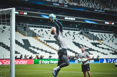 İstanbul, Türkiye - 14 Ağustos 2019: Uefa Süper Kupa Finalleri öncesinde Vodafone Arena, Türkiye 'deki Vodafone Park' ta Liverpool ile Chelsea arasında oynanan Caoimhin Kelleher karşılaşması