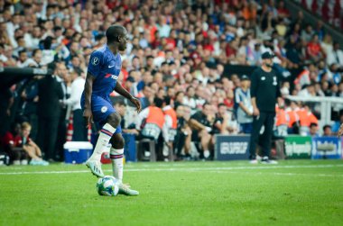 İstanbul, Türkiye - 14 Ağustos 2019: Türkiye 'nin Vodafone Arena kentindeki Vodafone Park' ta Liverpool ile Chelsea arasında oynanan Uefa Süper Kupası Finalleri sırasında N 'Golo Kante oyuncusu