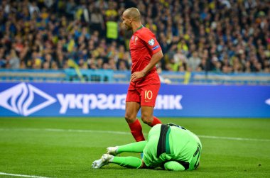 Kyiv, Ukrayna - 14 Ekim 2019: Andrii Piatov ve Joao Mario Uefa Euro 2020 ön eleme maçında Ukrayna milli takımı Ukrayna ile Portekiz milli takımı Ukrayna maçı sırasında