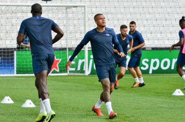 İstanbul, Türkiye - 14 Ağustos 2019: Kenedy ve futbolcular Uefa Süper Kupası Finalleri öncesinde Vodafone Arena, Türkiye 'deki Vodafone Park' ta Liverpool ve Chelsea arasında oynanan karşılaşma öncesi antrenman oturumu
