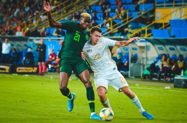 Dnipro, Ukrayna - 10 Eylül 2019: Ukrayna milli takımı Ukrayna 'nın Nijerya, Ukrayna ile oynadığı dostluk maçı sırasında Victor Osimhen ve Mykola Matviienko