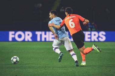 Kharkiv, Ukrayna - 18 Eylül 2019: Taras Stepanenko ve Ilkay Gundogan, Uefa Şampiyonlar Ligi maçında Shakhtar - Manchester City (İngiltere), Ukrayna