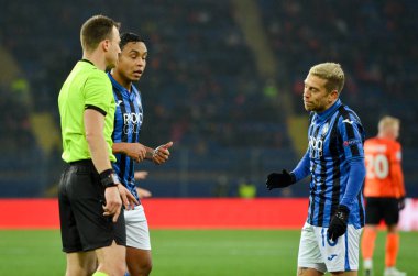 Kharkiv, Ukrayna - 11 Aralık 2019: Luis Muriel ve Papu Gomez Uefa Şampiyonlar Ligi maçında Shakhtar - Atalanta Bergamasca Calcio Bc (İtalya), Ukrayna
