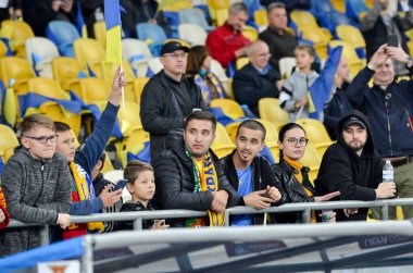 Kyiv, Ukrayna - 14 Ekim 2019: Ukraynalı taraftarlar Uefa Euro 2020 ön eleme karşılaşmasında Ukrayna ile Portekiz, Ukrayna arasında oynanan karşılaşmada stadyumda takımı destekliyorlar