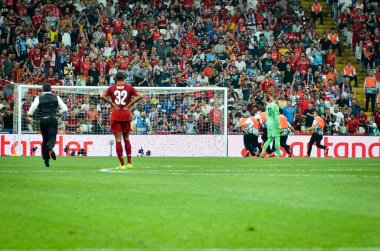 İstanbul, Türkiye - 14 Ağustos 2019: Stryker, Türkiye 'nin Vodafone Arena kentindeki Vodafone Park' ta Liverpool ile Chelsea arasında oynanan Uefa Süper Kupa Finalleri maçında futbol sahasına koştu