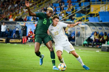 Dnipro, Ukrayna - 10 Eylül 2019: Ukrayna milli takımı Ukrayna 'nın Nijerya, Ukrayna ile oynadığı dostluk maçı sırasında Victor Osimhen ve Mykola Matviienko