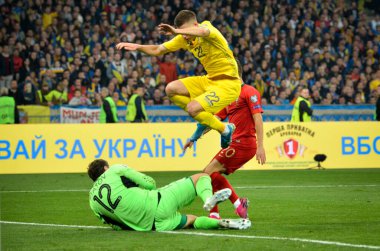 Kyiv, Ukrayna - 14 Ekim 2019: Bernardo Silva ve Mykola Matviienko Uefa Euro 2020 ön eleme maçında Ukrayna ile Portekiz takımı Ukrayna arasında oynandı.