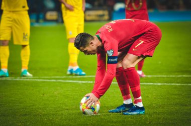 Kyiv, Ukrayna - 14 Ekim 2019: Cristiano Ronaldo, Uefa Euro 2020 ön eleme karşılaşmasında Portekiz milli takımı Ukrayna ile Ukrayna maçı sırasında penaltı attı