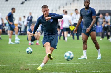 İstanbul, Türkiye - 14 Ağustos 2019: Ross Barkley, Türkiye 'nin Vodafone Arena kentindeki Vodafone Park' ta Liverpool ile Chelsea arasında oynanan Uefa Süper Kupa Finalleri öncesinde topa vurdu.