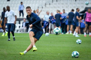 İstanbul, Türkiye - 14 Ağustos 2019: Ross Barkley, Türkiye 'nin Vodafone Arena kentindeki Vodafone Park' ta Liverpool ile Chelsea arasında oynanan Uefa Süper Kupa Finalleri öncesinde topa vurdu.