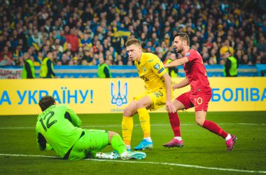 Kyiv, Ukrayna - 14 Ekim 2019: Bernardo Silva ve Mykola Matviienko Uefa Euro 2020 ön eleme maçında Ukrayna ile Portekiz takımı Ukrayna arasında oynandı.