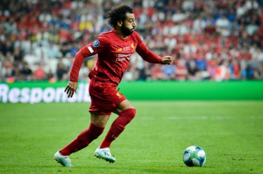 İstanbul, Türkiye - 14 Ağustos 2019: Türkiye 'nin Vodafone Arena kentindeki Vodafone Park' ta Liverpool ile Chelsea arasında oynanan Uefa Süper Kupası Finalleri sırasında Muhammed Salah