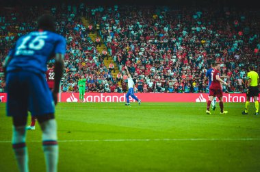 İstanbul, Türkiye - 14 Ağustos 2019: Stryker, Türkiye 'nin Vodafone Arena kentindeki Vodafone Park' ta Liverpool ile Chelsea arasında oynanan Uefa Süper Kupa Finalleri maçında futbol sahasına koştu