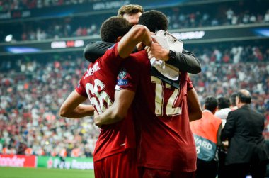 İstanbul, Türkiye - 14 Ağustos 2019: Trent Alexander-Arnold ve Joe Gomez, Liverpool ile Chelsea arasında Vodafone Arena, Türkiye 'deki Vodafone Park' ta oynanan Süper Kupa Finalleri sırasında
