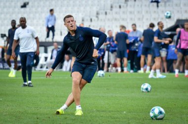 İstanbul, Türkiye - 14 Ağustos 2019: Ross Barkley, Türkiye 'nin Vodafone Arena kentindeki Vodafone Park' ta Liverpool ile Chelsea arasında oynanan Uefa Süper Kupa Finalleri öncesinde topa vurdu.