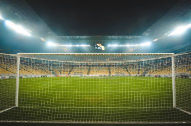 Lviv, Ukrayna - 28 Kasım 2019: Uefa Avrupa Ligi maçı sırasında stadyumun genel manzarası ve kapının arkasındaki stadyum manzarası, Ukrayna