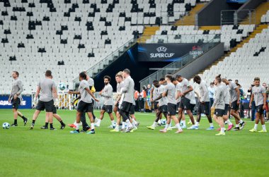 İstanbul, Türkiye - 14 Ağustos 2019: Liverpool futbolcuları Uefa Süper Kupası Finalleri öncesinde Vodafone Arena, Türkiye 'deki Vodafone Park' ta Liverpool ve Chelsea arasında oynanan karşılaşma öncesi antrenman oturumu