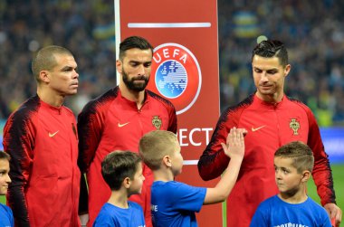 Kyiv, Ukrayna - 14 Ekim 2019: Cristiano Ronaldo, Uefa Euro 2020 ön eleme karşılaşmasında Ukrayna ile Portekiz, Ukrayna arasında oynanan karşılaşmada oğlanı selamladı.