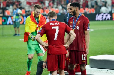 İstanbul, Türkiye - 14 Ağustos 2019: Joe Gomez ve James Milner Uefa Süper Kupası Finalleri sırasında Liverpool ile Chelsea arasında Vodafone Park, Türkiye 'de oynanan Vodafone Arena maçında