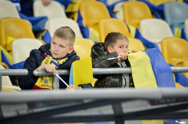 Kyiv, Ukrayna - 14 Ekim 2019: Ukrayna Futbol taraftarları Uefa Euro 2020 ön eleme maçında Ukrayna 'nın Portekiz, Ukrayna ile oynadığı maçta stadyumdaki destek takımı