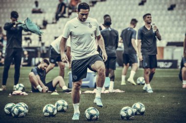 İstanbul, Türkiye - 14 Ağustos 2019: Vodafone Park, Türkiye 'de Liverpool ile Chelsea arasında oynanan Uefa Süper Kupası Finalleri öncesinde teknik direktör Frank Lampard topla oynadı