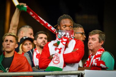 Kyiv, Ukrayna - 14 Ekim 2019: Portekizli taraftarlar Uefa Euro 2020 ön eleme karşılaşmasında Ukrayna ile Portekiz milli takımı Ukrayna arasında oynanan karşılaşmada takımı destekliyorlar