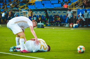 Dnipro, Ukrayna - 10 Eylül 2019: Ukrayna ile Nijerya, Ukrayna arasında oynanan dostluk maçı sırasında sahada oynayan futbolcu Mykola Matviienko 'ya ilk yardım