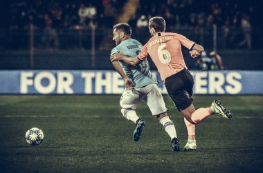 Kharkiv, Ukrayna - 18 Eylül 2019: Taras Stepanenko ve Ilkay Gundogan, Uefa Şampiyonlar Ligi maçında Shakhtar - Manchester City (İngiltere), Ukrayna