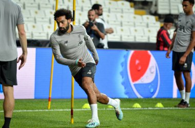İstanbul, Türkiye - 14 Ağustos 2019: Türkiye 'nin Vodafone Arena kentindeki Vodafone Parkı' nda Liverpool ile Chelsea arasında oynanan Uefa Süper Kupası Finalleri öncesinde Muhammed Salah