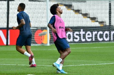 İstanbul, Türkiye - 14 Ağustos 2019: Willian ve futbolcular Uefa Süper Kupası Finalleri öncesinde Vodafone Arena, Türkiye 'deki Vodafone Park' ta Liverpool ve Chelsea arasında oynanan karşılaşma öncesi antrenman oturumu