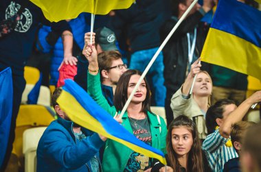 Kyiv, Ukrayna - 14 Ekim 2019: Ukraynalı taraftarlar Uefa Euro 2020 ön eleme karşılaşmasında Ukrayna ile Portekiz, Ukrayna arasında oynanan karşılaşmada stadyumda takımı destekliyorlar