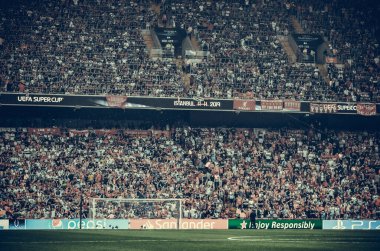 İstanbul, Türkiye - 14 Ağustos 2019: Türkiye 'nin Vodafone Arena kentinde oynanan Uefa Süper Kupası Finalleri sırasında tribünlerdeki futbol taraftarları ve seyirciler takımı destekliyor