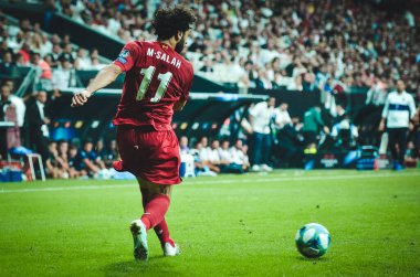 İstanbul, Türkiye - 14 Ağustos 2019: Türkiye 'nin Vodafone Arena kentindeki Vodafone Park' ta Liverpool ile Chelsea arasında oynanan Uefa Süper Kupası Finalleri sırasında Muhammed Salah