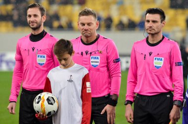 Lviv, Ukrayna - 28 Kasım 2019: Alexandria (Ukrayna) ile Wolfsburg (Almanya) arasındaki Uefa Avrupa Ligi karşılaşmasında hakem Manuel Schuttengruber oyuncu