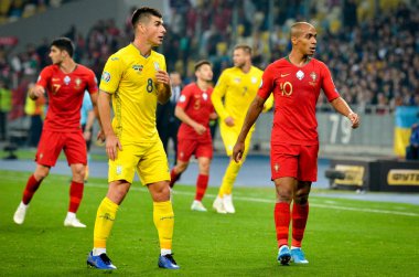Kyiv, Ukrayna - 14 Ekim 2019: Uefa Euro 2020 ön eleme karşılaşmasında Ruslan Malinovskyi ve Joao Mario Portekiz milli takımı Ukrayna ile Ukrayna maçı sırasında