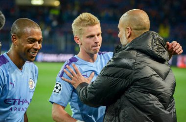 Kharkiv, Ukrayna - 18 Eylül 2019: Oleksandr Zinchenko ve Pep Guardiola Uefa Şampiyonlar Ligi maçında Shakhtar Donetsk - Manchester City (İngiltere), Ukrayna