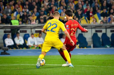Kyiv, Ukrayna - 14 Ekim 2019: Joao Felix ve Mykola Matviienko Uefa Euro 2020 ön eleme karşılaşmasında Ukrayna milli takımı Ukrayna ile Portekiz, Ukrayna karşılaşması