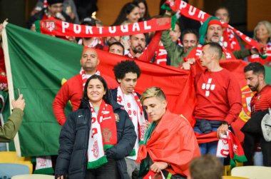 Kyiv, Ukrayna - 14 Ekim 2019: Portekizli taraftarlar Uefa Euro 2020 ön eleme maçında Ukrayna ile Ukrayna arasında oynanan Ukrayna maçı sırasında stadyumda takımı destekliyorlar