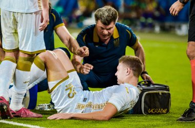 Dnipro, Ukrayna - 10 Eylül 2019: Ukrayna ile Nijerya, Ukrayna arasında oynanan dostluk maçı sırasında sahada oynayan futbolcu Mykola Matviienko 'ya ilk yardım