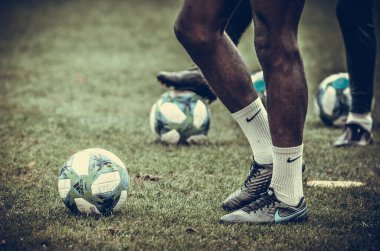 İstanbul, Türkiye - 14 Ağustos 2019: Türkiye 'nin Vodafone Arena kentindeki Vodafone Park' ta kimliği belirsiz futbolcuların futbol antrenmanı