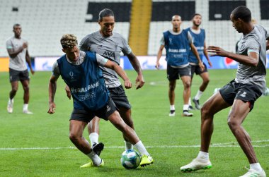 İstanbul, Türkiye - 14 Ağustos 2019: Liverpool futbolcuları Uefa Süper Kupası Finalleri öncesinde Vodafone Arena, Türkiye 'deki Vodafone Park' ta Liverpool ve Chelsea arasında oynanan karşılaşma öncesi antrenman oturumu