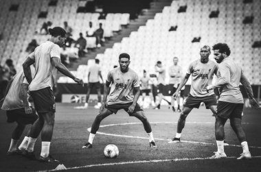 İstanbul, Türkiye - 14 Ağustos 2019: Liverpool futbolcuları Uefa Süper Kupası Finalleri öncesinde Vodafone Arena, Türkiye 'deki Vodafone Park' ta Liverpool ve Chelsea arasında oynanan karşılaşma öncesi antrenman oturumu