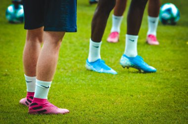 İstanbul, Türkiye - 14 Ağustos 2019: Türkiye 'nin Vodafone Arena kentindeki Vodafone Park' ta kimliği belirsiz futbolcuların futbol antrenmanı