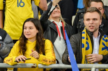 Kyiv, Ukrayna - 14 Ekim 2019: Ukraynalı taraftarlar Uefa Euro 2020 ön eleme karşılaşmasında Ukrayna ile Portekiz, Ukrayna arasında oynanan karşılaşmada stadyumda takımı destekliyorlar