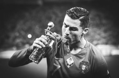Kyiv, Ukrayna - 14 Ekim 2019: Cristiano Ronaldo Uefa Euro 2020 ön eleme karşılaşmasında Portekiz milli takımı Ukrayna ile oynanan Ukrayna maçında su içti
